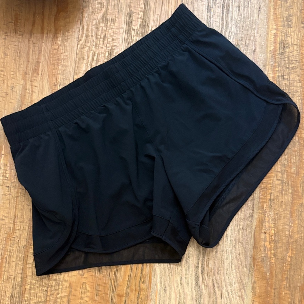 Athleta Mesh Racer Run Mid-Rise 4” shorts size: 8 in Black